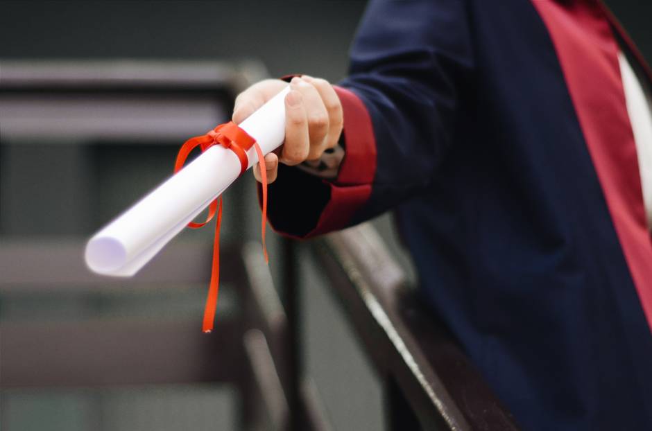 6 Benefits of Buying Replacement Diplomas for College Students